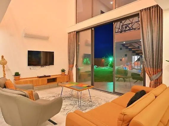 Luxury Modern With Private Pool *