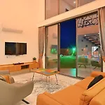 Luxury Modern With Private Pool *