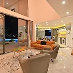 Luxury Modern With Private Pool *
