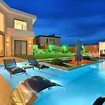 Luxury Modern With Private Pool Villa *