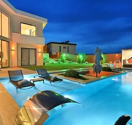 Luxury Modern With Private Pool Villa *