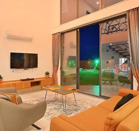 Luxury Modern With Private Pool *